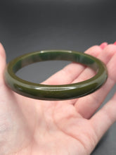Load image into Gallery viewer, 1940s Dark Forrest Green Bakelite Bangle A
