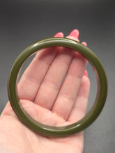 Load image into Gallery viewer, 1940s Dark Forrest Green Bakelite Bangle A
