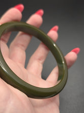 Load image into Gallery viewer, 1940s Dark Forrest Green Bakelite Bangle A
