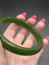Load image into Gallery viewer, 1940s Dark Green Bakelite Bangle B
