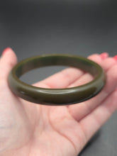 Load image into Gallery viewer, 1940s Dark Green Bakelite Bangle D
