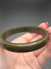 Load image into Gallery viewer, 1940s Dark Green Bakelite Bangle D
