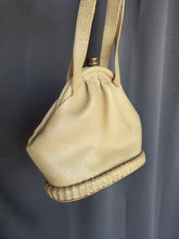 Load image into Gallery viewer, 1940s Mottled Cream/Beige Unusual Box Bag
