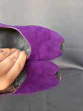 Load image into Gallery viewer, 1940s Bright Purple Court Suede Shoes
