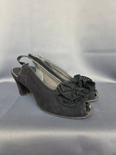 Load image into Gallery viewer, 1940s Black Suede Flower Slingback Shoes
