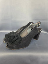 Load image into Gallery viewer, 1940s Black Suede Flower Slingback Shoes
