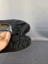 Load image into Gallery viewer, 1940s Black Suede Flower Slingback Shoes
