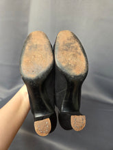 Load image into Gallery viewer, 1940s Black Suede Flower Slingback Shoes
