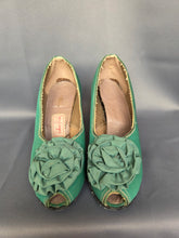 Load image into Gallery viewer, 1940s Green Canvas Flower Court Shoes
