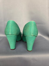 Load image into Gallery viewer, 1940s Green Canvas Flower Court Shoes
