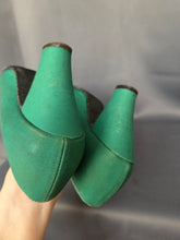 Load image into Gallery viewer, 1940s Green Canvas Flower Court Shoes
