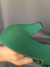 Load image into Gallery viewer, 1940s Green Canvas Flower Court Shoes
