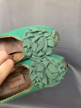 Load image into Gallery viewer, 1940s Green Canvas Flower Court Shoes
