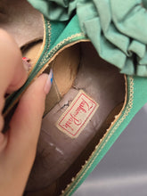 Load image into Gallery viewer, 1940s Green Canvas Flower Court Shoes
