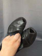 Load image into Gallery viewer, 1940s Deadstock Black Leather Cross Over Vamp Shoes
