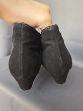 Load image into Gallery viewer, 1940s Black Fur and Suede Fur Lined Boots
