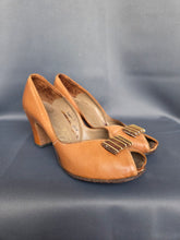 Load image into Gallery viewer, 1940s Cinnamon/Tan Leather Court Shoes
