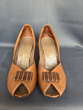 Load image into Gallery viewer, 1940s Cinnamon/Tan Leather Court Shoes
