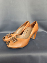Load image into Gallery viewer, 1940s Cinnamon/Tan Leather Court Shoes
