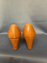 Load image into Gallery viewer, 1940s Cinnamon/Tan Leather Court Shoes
