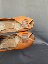 Load image into Gallery viewer, 1940s Cinnamon/Tan Leather Court Shoes
