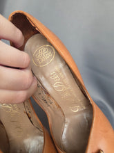 Load image into Gallery viewer, 1940s Cinnamon/Tan Leather Court Shoes

