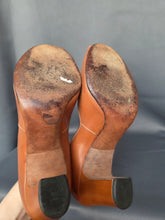 Load image into Gallery viewer, 1940s Cinnamon/Tan Leather Court Shoes
