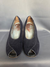 Load image into Gallery viewer, 1940s Navy Blue Suede Peep Toe Court Shoes
