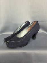 Load image into Gallery viewer, 1940s Navy Blue Suede Peep Toe Court Shoes
