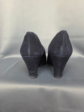 Load image into Gallery viewer, 1940s Navy Blue Suede Peep Toe Court Shoes
