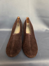 Load image into Gallery viewer, 1940s Dark Brown Suede Cut Out High Up Shoes
