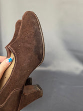 Load image into Gallery viewer, 1940s Dark Brown Suede Cut Out High Up Shoes
