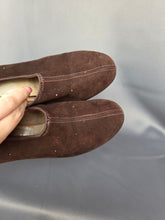 Load image into Gallery viewer, 1940s Dark Brown Suede Cut Out High Up Shoes
