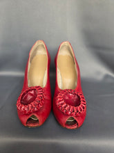 Load image into Gallery viewer, 1940s Rare Lipstick Red Court Shoes With Leather Pom Pom
