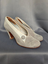 Load image into Gallery viewer, 1940s Pale Grey Suede Button Court Shoes
