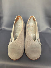 Load image into Gallery viewer, 1940s Pale Grey Suede Button Court Shoes
