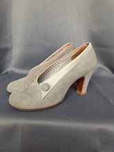 Load image into Gallery viewer, 1940s Pale Grey Suede Button Court Shoes
