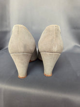 Load image into Gallery viewer, 1940s Pale Grey Suede Button Court Shoes
