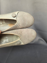 Load image into Gallery viewer, 1940s Pale Grey Suede Button Court Shoes
