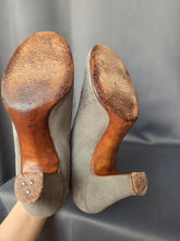 Load image into Gallery viewer, 1940s Pale Grey Suede Button Court Shoes

