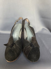 Load image into Gallery viewer, 1940s Brown/Black Bow Slingback Shoes
