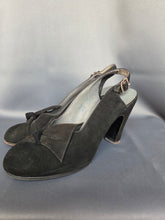 Load image into Gallery viewer, 1940s Brown/Black Bow Slingback Shoes
