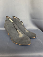 Load image into Gallery viewer, 1940s Grey Suede Scalloped Fur Lined Boots
