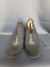 Load image into Gallery viewer, 1940s Grey Suede Scalloped Fur Lined Boots
