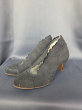 Load image into Gallery viewer, 1940s Grey Suede Scalloped Fur Lined Boots
