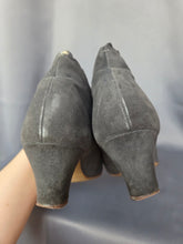 Load image into Gallery viewer, 1940s Grey Suede Scalloped Fur Lined Boots
