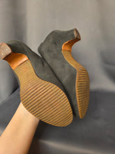 Load image into Gallery viewer, 1940s Grey Suede Scalloped Fur Lined Boots
