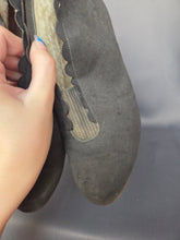 Load image into Gallery viewer, 1940s Grey Suede Scalloped Fur Lined Boots

