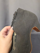 Load image into Gallery viewer, 1940s Grey Suede Scalloped Fur Lined Boots
