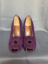 Load image into Gallery viewer, 1940s Dark Purple Cut Out Toe Suede Shoes

